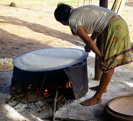 cuisson d'une galette de manioc