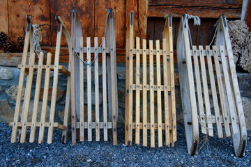 quatre luges en bois