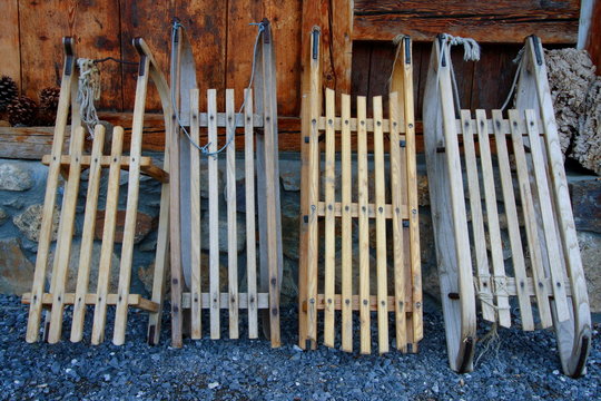 quatre luges en bois