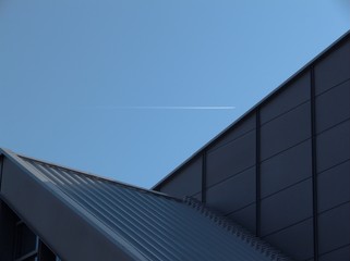 Fototapeta na wymiar dach mit himmel und flugzeug
