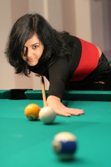 Fototapeta premium girl plays pool