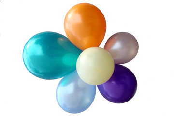 Photo d'un groupe de plusieurs ballons de baudruche gonflables multicolores isolé sur fond blanc,...