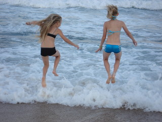2 fröhliche kinder am strand
