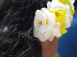 vahine et couronne de fleurs