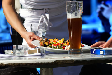 kellnerin / servicekraft serviert einen salat