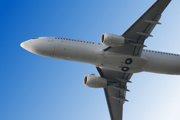 startendes flugzeug vor blauem himmel