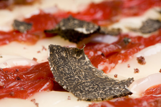 carpaccio de poisson &agrave; la truffe noire