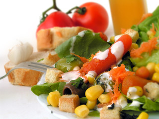 frischer salat mit knoblauchsoße