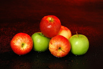 green and red apples
