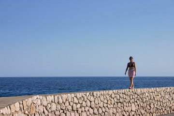 Fototapeta na wymiar kobieta na morzu