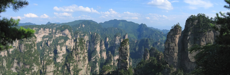 Fototapeta na wymiar wzór wysokie skały wyłania się z dżungli, zhengjiajie nati