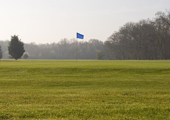 drapeau sur parcours de golf