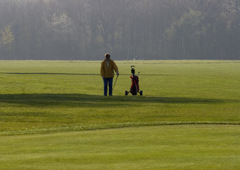 joueuse de golf sur le parcours