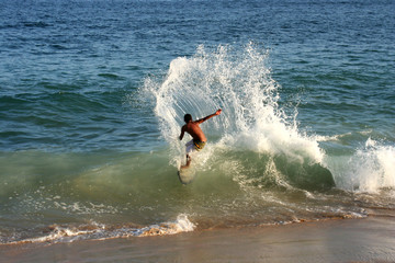 joven surfeando