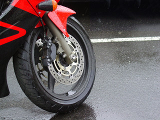 Naklejka premium motorcycle tire in the rain