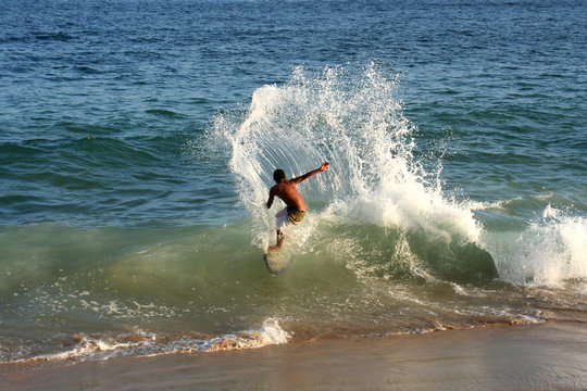 joven surfeando