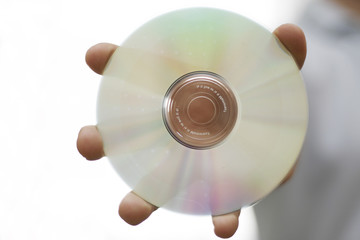 mann hält eine dvd oder cd in der hand