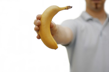 mann hält banane in der hand