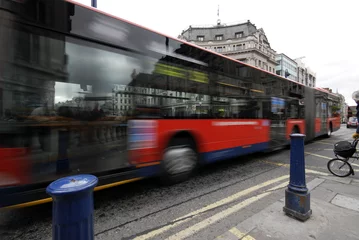 Photo sur Aluminium Bus rouge de Londres bus rouge dans le trafic