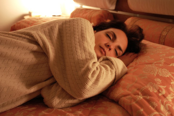 donna che dorme nel letto