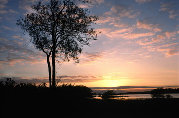 Fototapeta na wymiar Zachód słońca nad brzegiem jeziora
