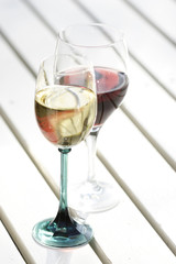 glas mit rotwein und wei§wein