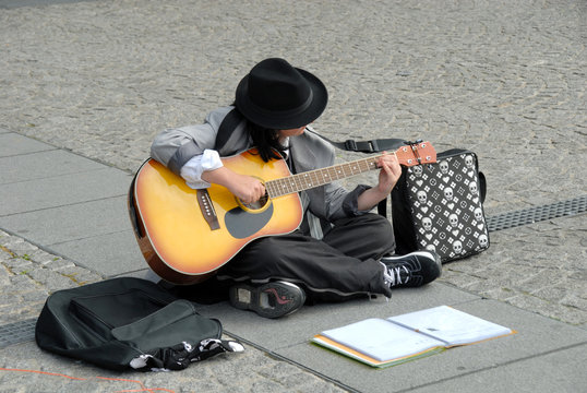 street performer in paris