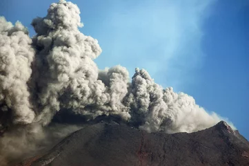 Foto op geborsteld aluminium Vulkaan volcan en erupcion