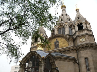 eglise russe dérrière un arbre.