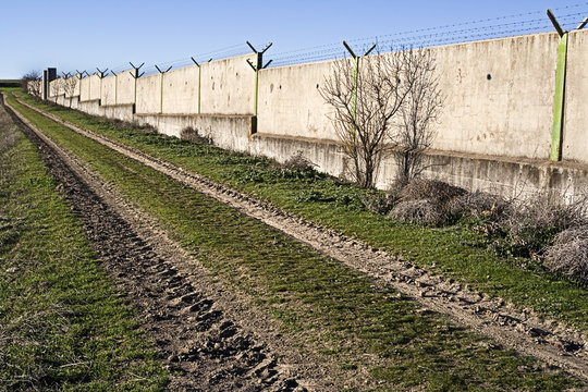la valla junto al camino