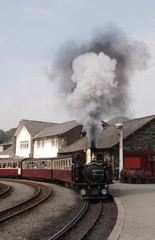 Fototapeta na wymiar porthmadog - ffestiniog steam train