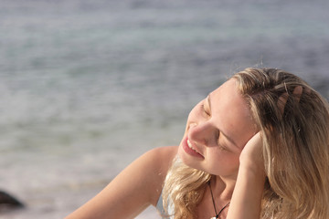 junge frau am strand