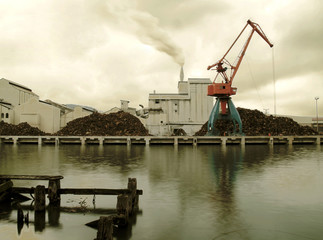 escena industrial en la ría de bilbao