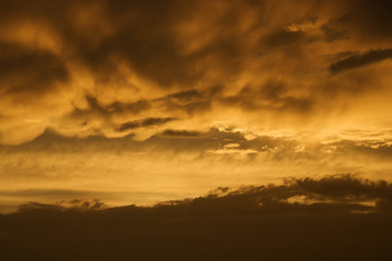 Fototapeta na wymiar Złoty zachód słońca, niebo i chmury.