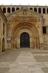 Fototapeta na wymiar portail de l'église de santillana del mar