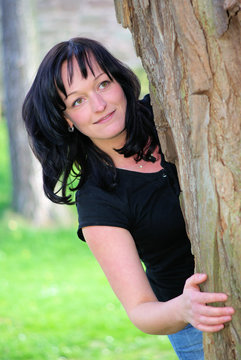 schwarzhaariges m&auml;dchen