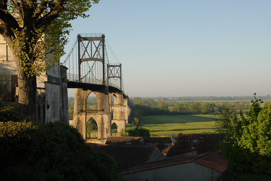Fototapeta pont suspendu - tonnay-charente