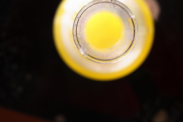 reagenzglas mit gelber flüssigkeit