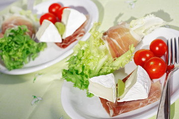 gammon on salad with cheese