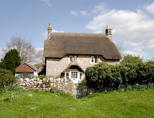 Fototapeta na wymiar thatched rural cottage