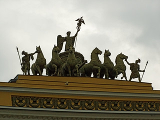 Obraz premium sculptural group on dvorcovaya square of st.peterburg