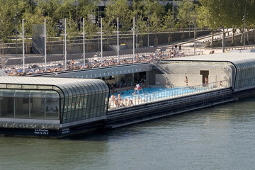 piscine joséphine baker sur la seine - paris
