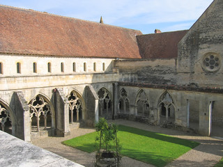 Fototapeta na wymiar klasztor opactwa, Noirlac, france