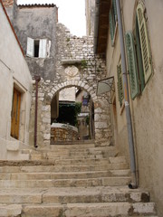 Fototapeta na wymiar escalier dans une ruelle de Rovijn (Croatie)