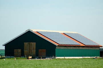 Fototapeta na wymiar Panele słoneczne na stodole