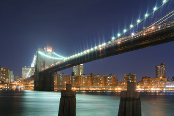 Fototapeta na wymiar Brooklyn Bridge i Manhattan Skyline w nocy