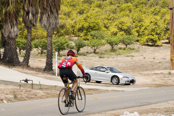 Obraz premium cyclist on a country road in temecula