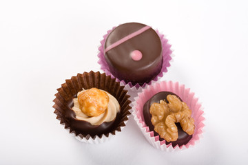 drei pralinen von oben