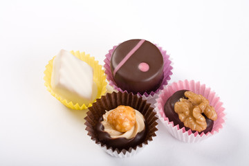 vier pralinen von oben