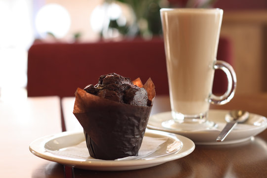 chokolate muffin and coffee latte